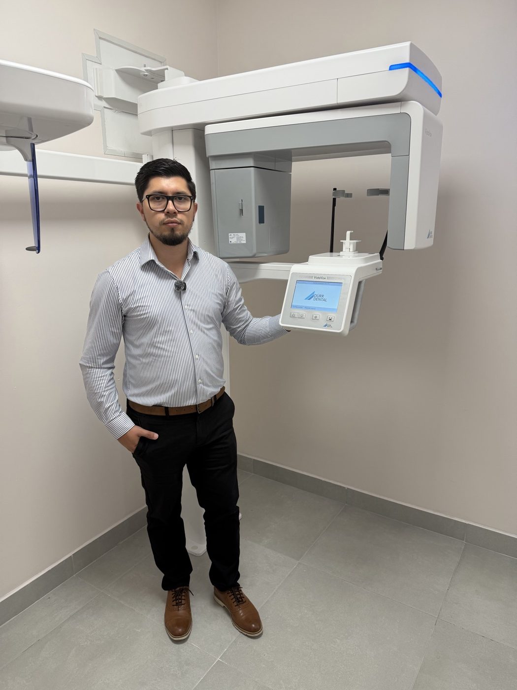 Cristian Cuevas junto al tomógrafo Dürr Dental VistaVox S Ceph