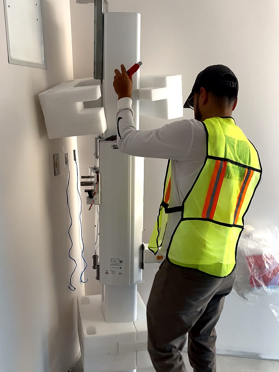 Técnico de Dentelo armando la columna del tomógrafo