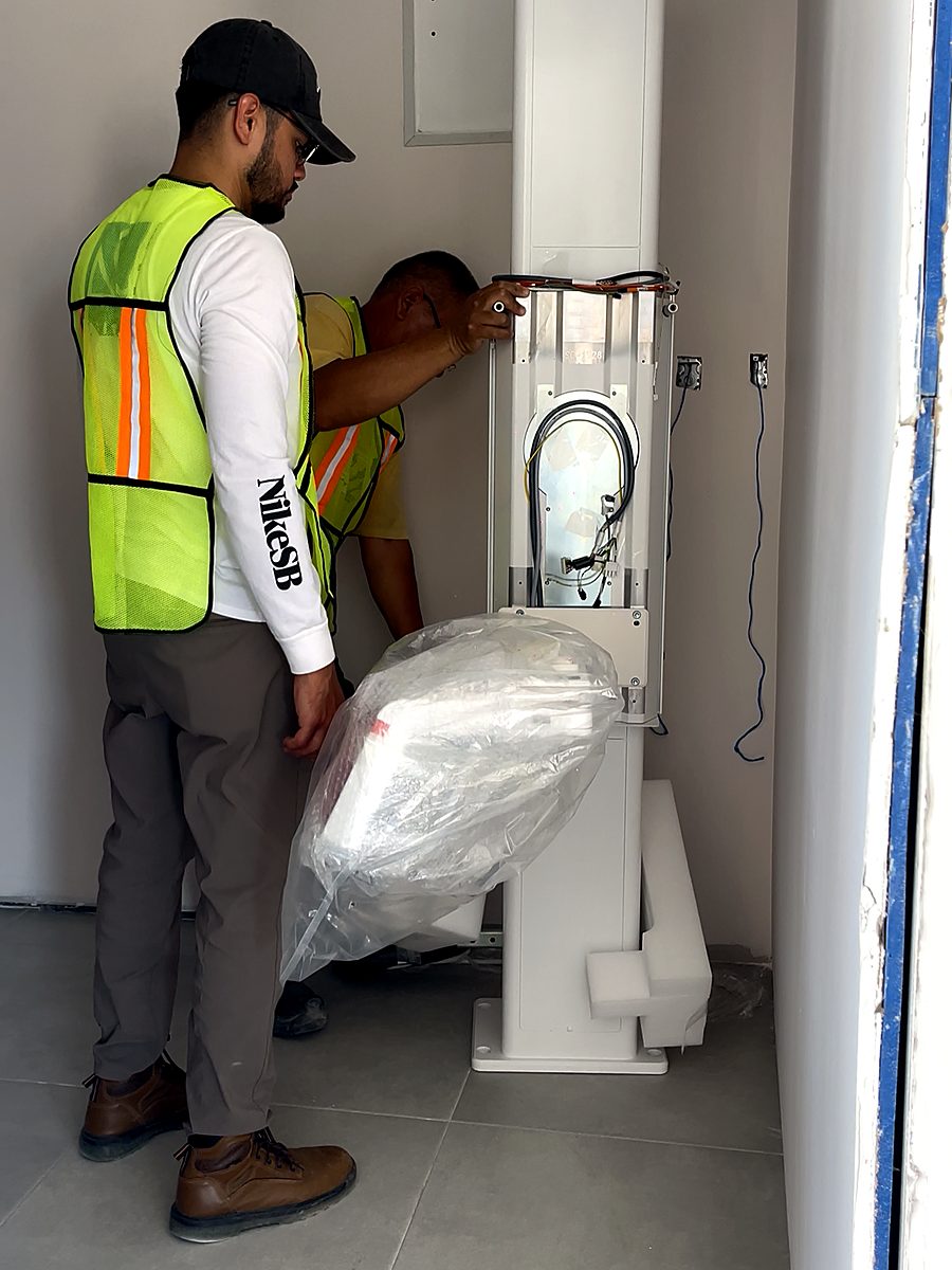 Técnicos de Dentelo instalando el tomógrafo