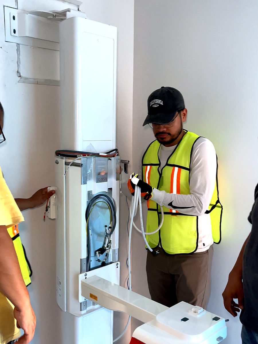 Técnico de Dentelo conectando el tomógrafo